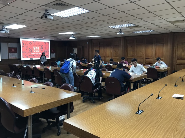 參與UNIQLO招募說明會的學生圖片