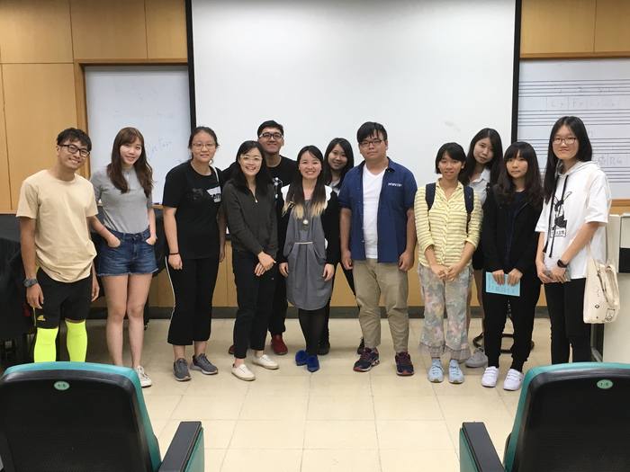 楊欣潔與中山大學音樂系學生合照（中山大學音樂系  提供）圖片