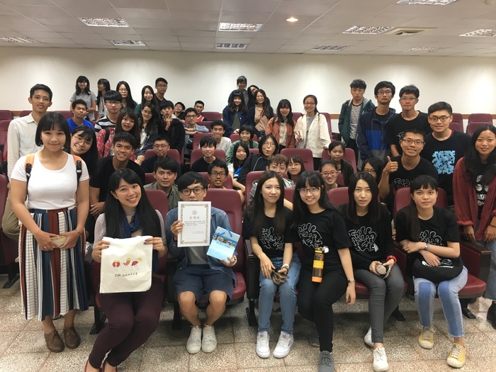 城市浪人創辦人張希慈  與參與講座同學合影紀念（中山大學企管系學會  提供）圖片