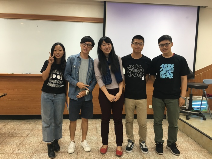 城市浪人創辦人張希慈與講座主辦人合影（中山大學企管系學會  提供）圖片
