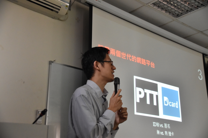 正在講解PTT的黃上銓（學生記者林彤　攝）圖片