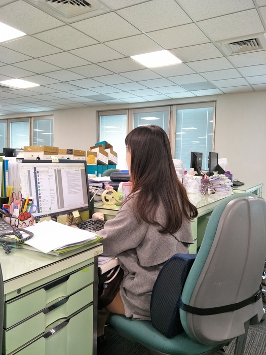 於辦公室的辦公日常（歐亭佑  提供）圖片
