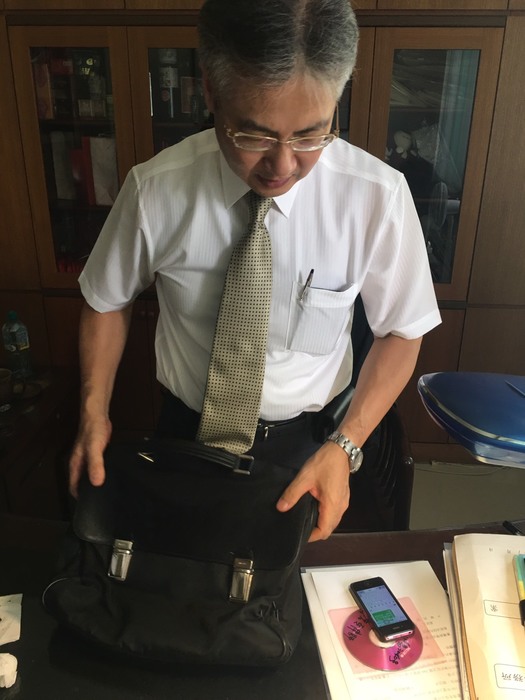 廖志堯帶著公事包，準備前往開庭(廖志堯提供)圖片