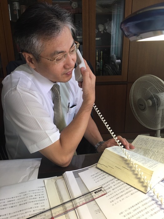與客戶討論案件(廖志堯提供)圖片