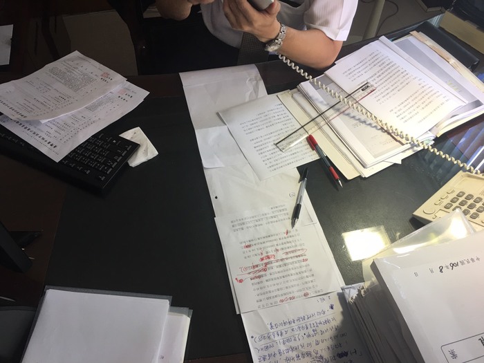 廖志堯正在辦公，參考不同資料(廖志堯提供)圖片