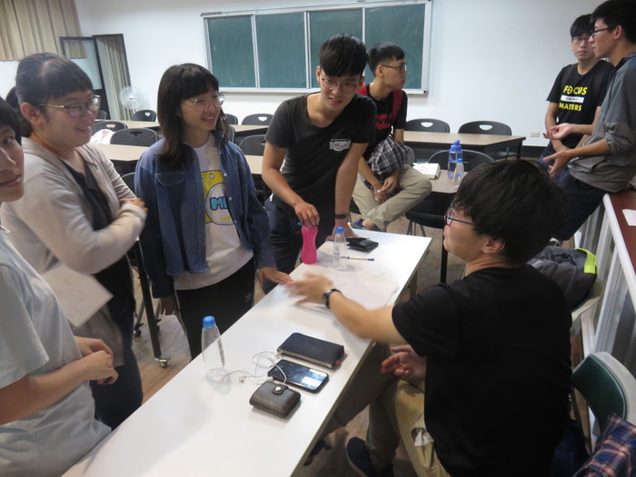 演講結束後顏睿廷也留下為學弟妹解惑(右方黑衣者) (圖片來源：張詠昀 攝)圖片