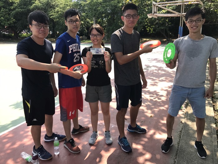 顏睿廷與在擔任系學會長時與同學一同參與飛盤比賽 (圖片來源：張詠昀 攝)圖片