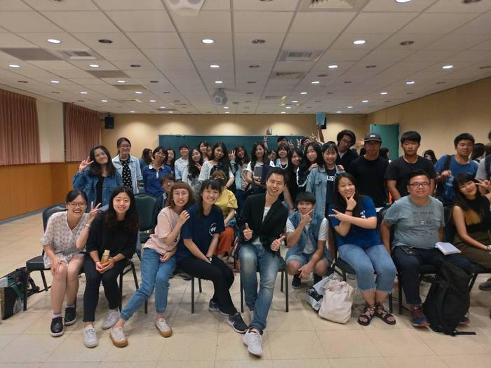 講座結束後賴冠宇與中山大學音樂系學生合照（中山大學音樂系  提供）圖片