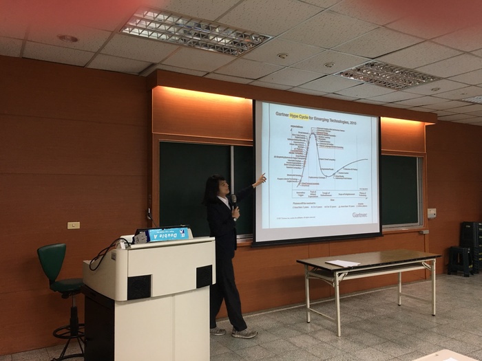 陳慶耀講述Gartner曲線圖（中山大學資工系  提供）圖片