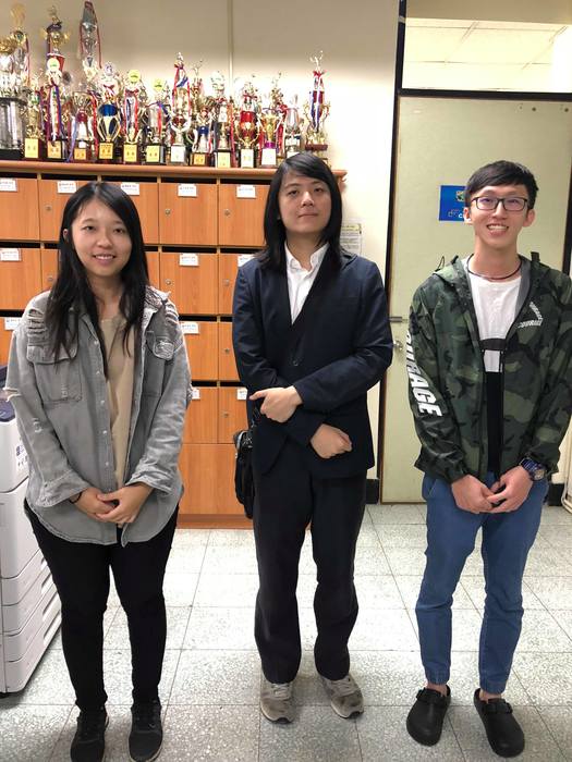 陳慶耀與撰稿者、參與者一同合照（中山大學資工系  提供）圖片