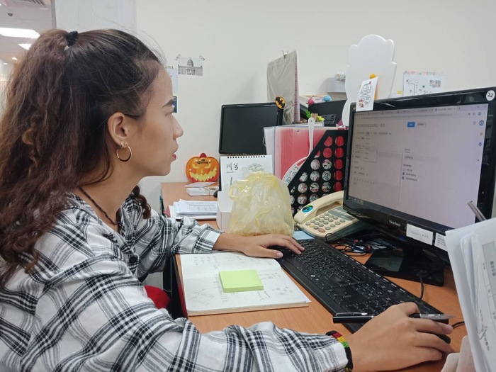馬家秀處理日常業務時的工作照（馬家秀 提供）圖片