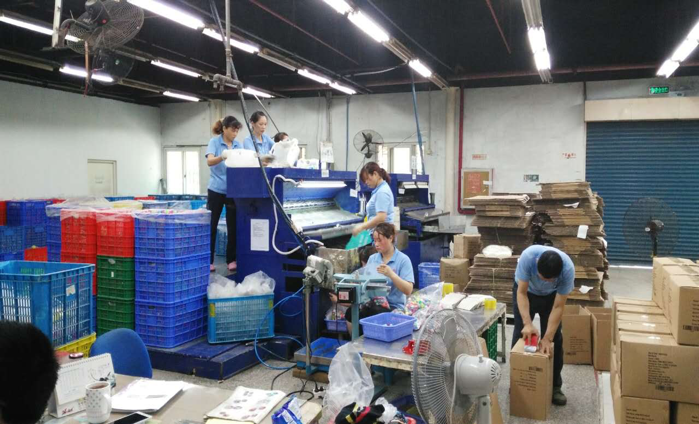 工廠製作公仔球一景（陳柏旭提供）圖片