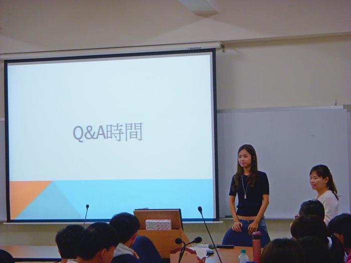 美食部落客陳景芃返回母校演講。（圖／中山外文系提供）圖片