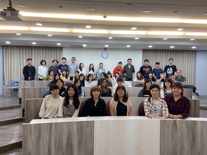文雅慧總監（左三）與李雅靖老師（左四）和講座同學合照（楊淳涵 攝）圖片