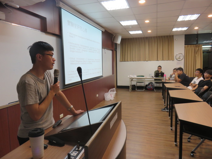 演講中施銘奇與學弟妹分析五年學碩之各種優劣 (圖片來源：張詠昀 攝)圖片