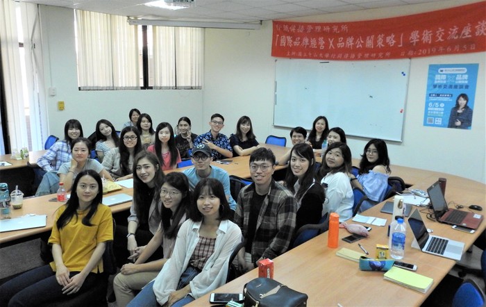 吳世家與中山大學行傳所教授王紹蓉，以及行傳所同學合影。（王人豪　攝）圖片