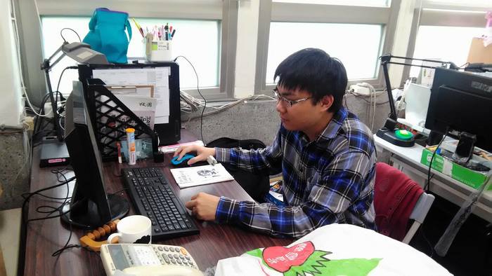 呂孟興正在進行文書工作，攝於校園福音團契高雄地區辦公室。（呂孟興提供）圖片