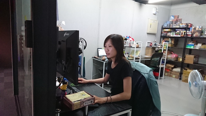 陳怡婷於滾動綠葉工作室的工作狀況（楊家華  攝）圖片