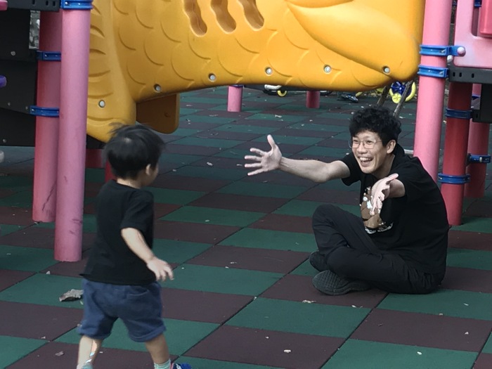 黃佳平於公園與兒子同樂（鄧宇佑　攝）圖片