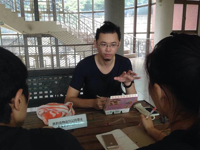 陳柏廷訪談期間側拍。（江怡萱／攝）圖片