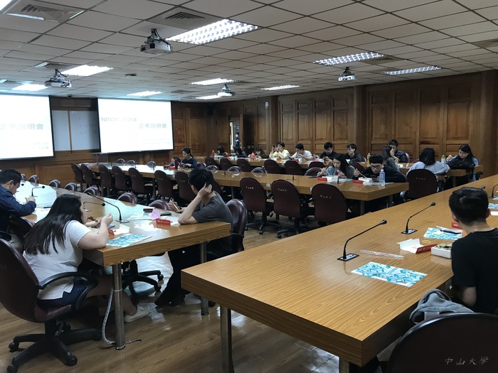 參加宜得利家居說明會的學生（黃貞于  攝）圖片