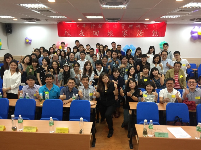 行傳所校友回娘家，與會師長、校友與同學大合照。（張政文／攝）圖片