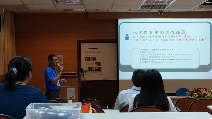 趙英先在論壇中與學弟妹分享自己研究（記者 黃思萍 攝）圖片