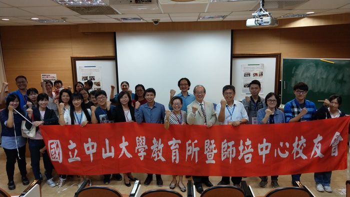 趙英先(第二排左一)與校友們合影 （記者 黃思萍 攝）圖片