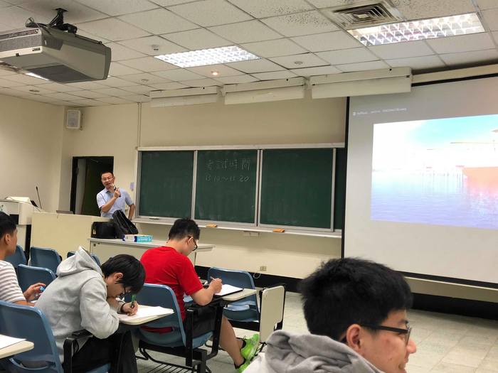 鍾木三和中山大學資工系學生分享工作經歷（中山大學資工系  提供）圖片