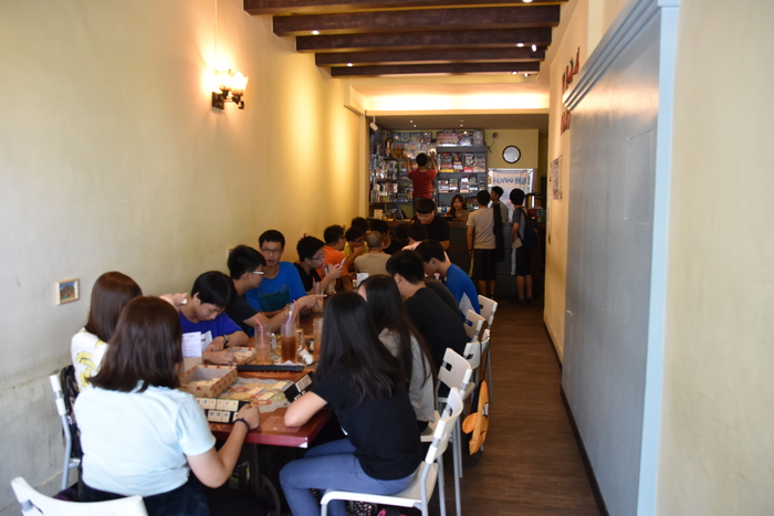 桌遊餐廳簡潔明亮　空間開放不擁擠（學生記者鄧宇佑攝）圖片