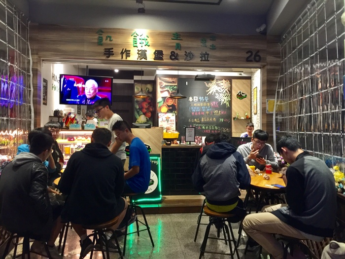 夜晚時段的飢餓青蛙Hungry Frog（許迪建　提供）圖片