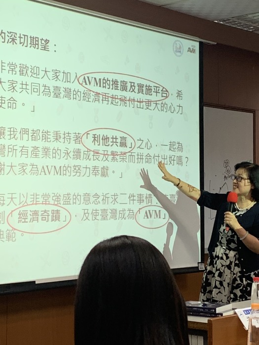 吳安妮介紹自己長年研究的AVM系統（吳安妮　提供）圖片
