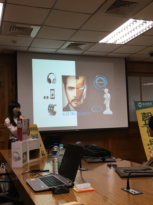 Emily介紹美律產品之應用（吳淑貞　攝）圖片