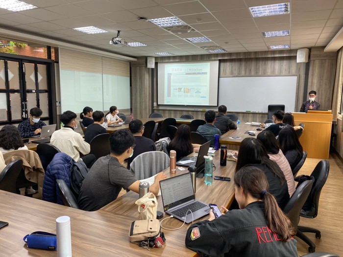 林大鈞與台下學弟妹分享經驗（記者 林敘安 攝）圖片