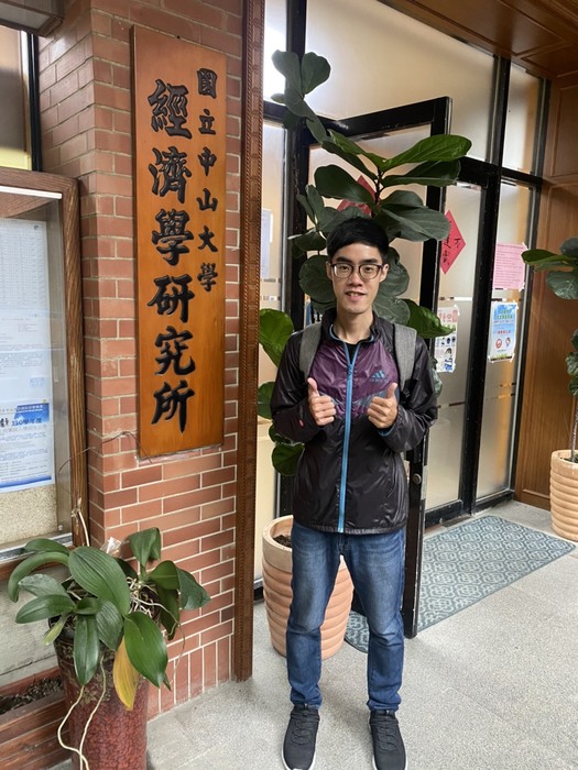 林大鈞與經濟所合影（記者 林敘安 攝）圖片