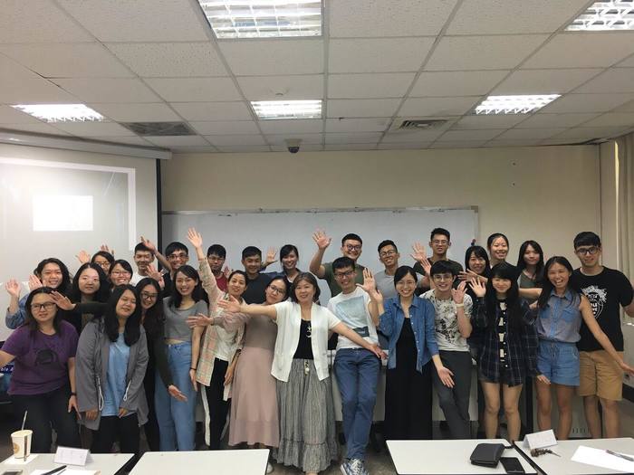 袁支翔學長和李雅靖教授以及學生合影。圖片