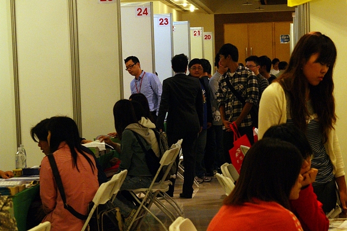 各公私立大學攤位  參觀詢問人潮洶湧圖片