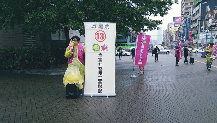 鄧宇佑不畏風雨進行街講（鄧宇佑提供）圖片