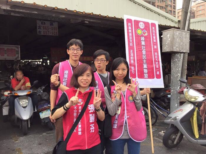 競選助理陪同候選人掃街拜票（鄧宇佑提供）圖片