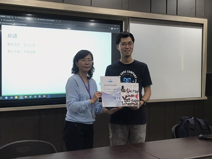 教育所所長頒發感謝狀予吳瑞斌 ( 記者 黃莉蓉 拍攝 )圖片