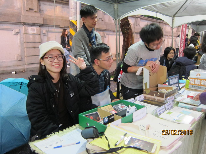 莊程洋（圖中下）在共生音樂節擺攤。（莊程洋　提供）圖片