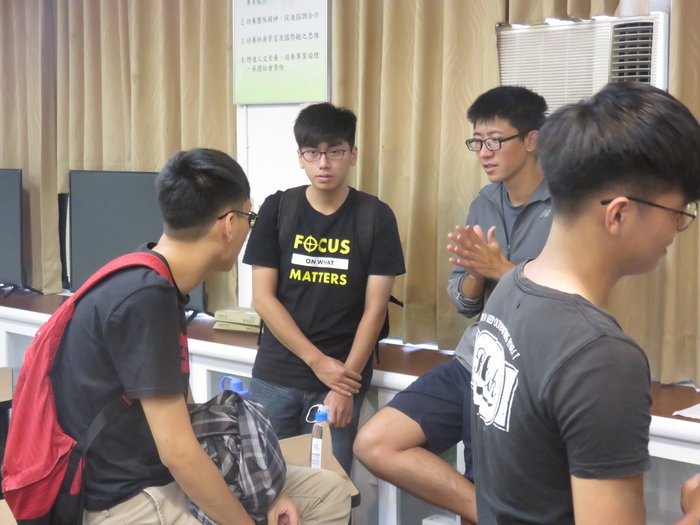 演講結束後莊昀諺也留下為學弟妹解惑(右方灰衣合掌者) (圖片來源：張詠昀 攝)圖片