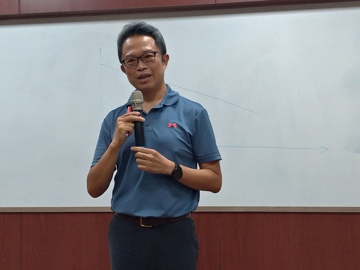 胡絢貿與同學們分享創業的甘苦談 （張詠昀 攝）圖片