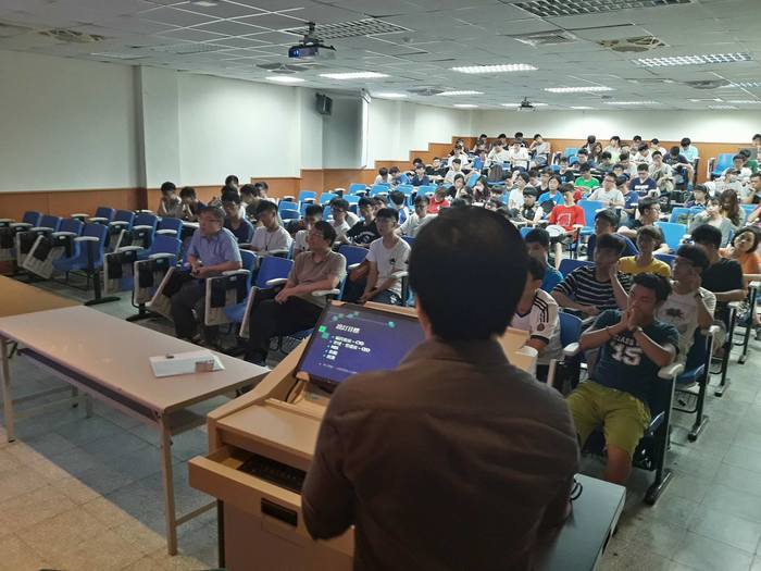 張英良勉勵大學同學勇與闖蕩人生(資工系提供)圖片