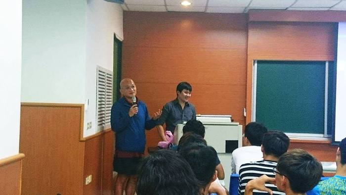 張英良與資工系系主任蔣依吾笑談過往(資工系提供)圖片