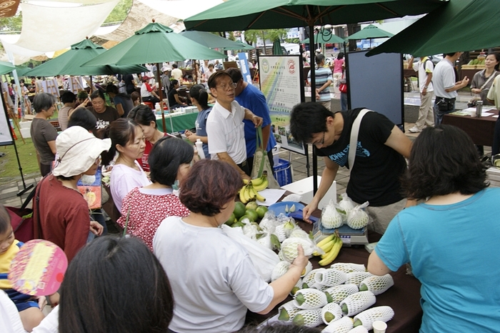 高縣農民組假日市場 民眾搶購有機蔬果圖片