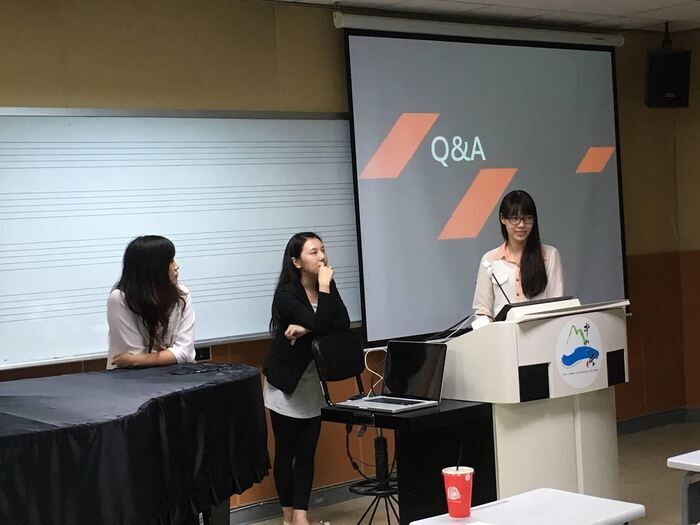 講座尾聲，講者鄭辰惠（左）、田雅欣（中）、魏利如（右）聆聽學弟妹發問。（圖／國立中山大學音樂系提供）圖片