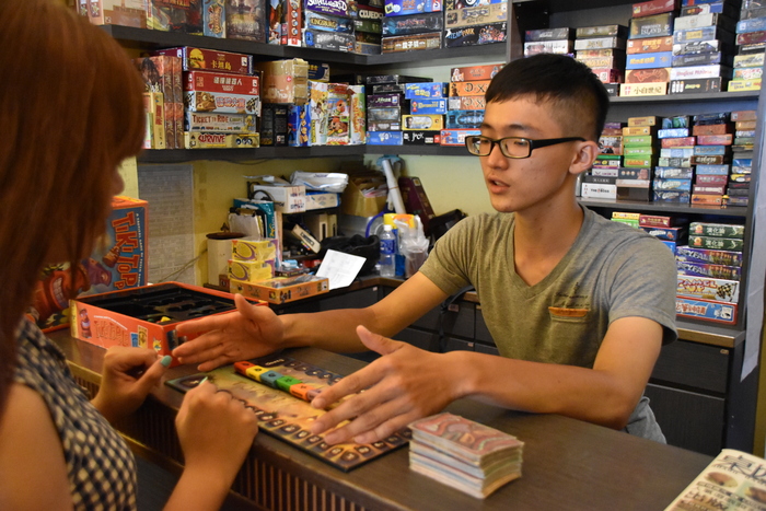 殷世韋教學細心　桌遊規則不闕漏（學生記者鄧宇佑攝）圖片