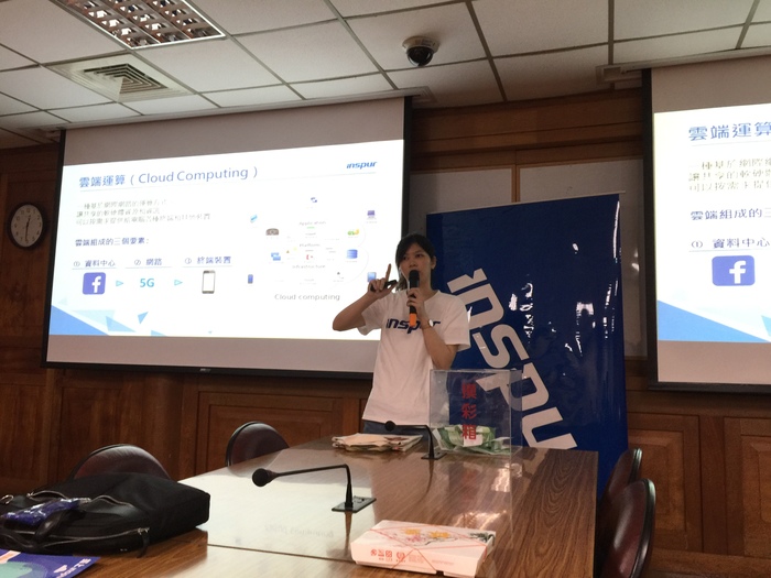 浪潮集團員工Linda也是中山大學校友 說明浪潮集團工作內容。(中山大學 提供)圖片