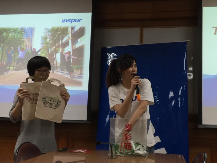 說明會尾聲進行抽獎活動(中山大學 提供)圖片